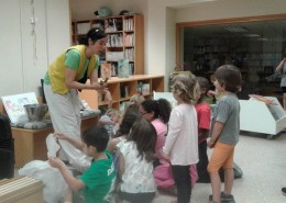 en santi va a la biblio 6